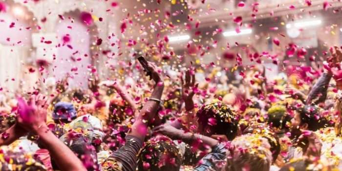 Un café aux couleurs de holi